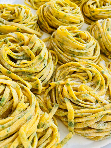 Tagliatelle all'uovo con sfoglia al prezzemolo